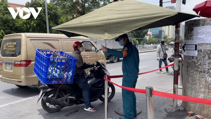 Lực lượng chức năng nhắc nhở người giao hàng về giờ giấc, tuân thủ nghiêm các quy định để đảm bảo phòng dịch Covid-19