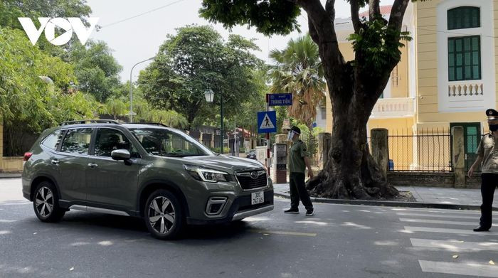 Tất cả các phương tiện vào thành phố đều bị lực lượng chức năng yêu cầu dừng lại để kiểm tra giấy đi đường trong thành phố.