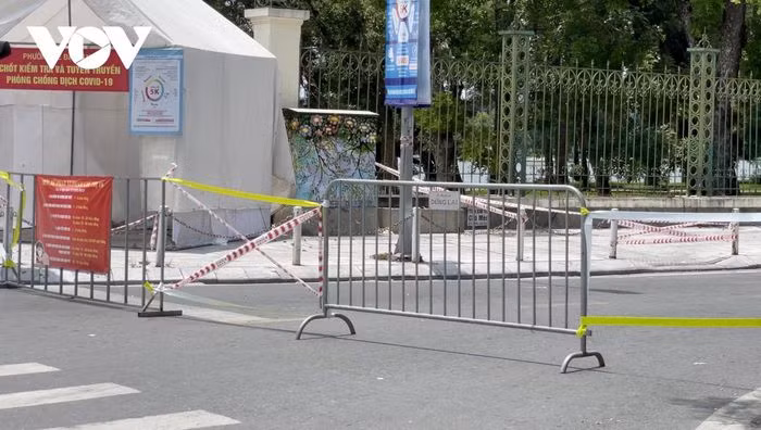 Để siết chặt kiểm soát, nhiều đường nhỏ, ngõ tắt đã được chặn lại, đảm bảo một đường vào – một đường ra.