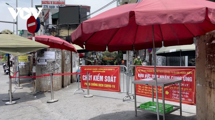 Tại phường Chương Dương, quận Hoàn Kiếm – khu vực đang bị phong tỏa – hàng loạt các chốt chặn kiểm soát 24/24h được thành lập. Hàng hóa tiếp tế hoặc chuyển cho người dân trong khu vực này cũng được quy định khung giờ giao-nhận cụ thể.