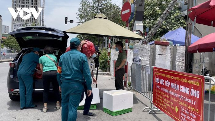 Hàng hóa hỗ trợ cho những đối tượng dân cư nghèo trong khu vực phường Chương Dương được tổ chức từ thiện gửi qua khu vực tiếp nhận cung ứng.