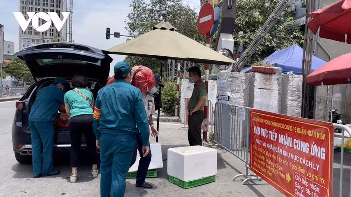 Hàng hóa hỗ trợ cho những đối tượng dân cư nghèo trong khu vực phường Chương Dương được tổ chức từ thiện gửi qua khu vực tiếp nhận cung ứng.