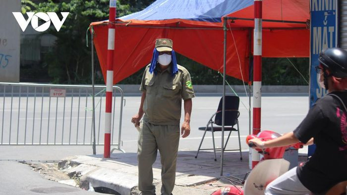 Lực lượng dân phòng cũng tham gia tích cực tại các chốt kiểm soát. 