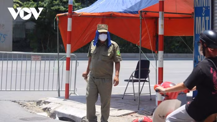 Lực lượng dân phòng cũng tham gia tích cực tại các chốt kiểm soát. 