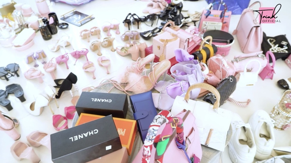 Vì số lượng đồ khá nhiều, Ngọc Trinh phải di chuyển đến 3-4 lượt mới dọn xong qua nơi ở mới.