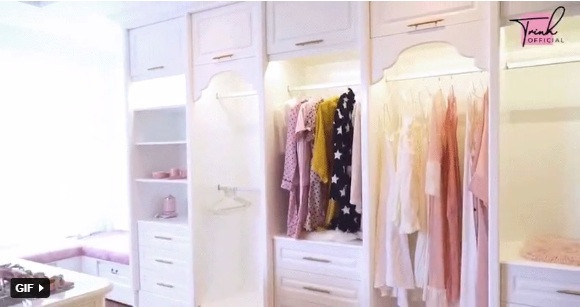 Trong phòng có tủ đựng quần áo, giày dép và túi xách.