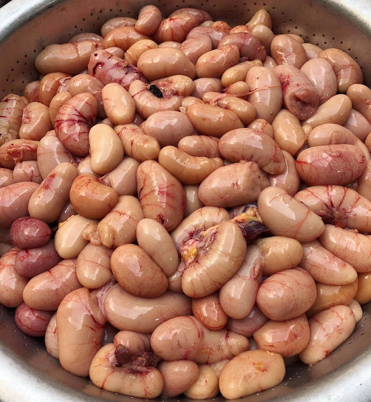 Theo người bán, số lượng gà trống Đông Tảo ngày càng ít, bởi chỉ đến khi phá đàn, nuôi 1-2 năm gà trống mới được đem giết thịt, ngoài ra phải nuôi 5-6 tháng gà trống đủ tuổi trưởng thành thì ngọc kê mới to, mới bán được. Ảnh: Vietnamnet