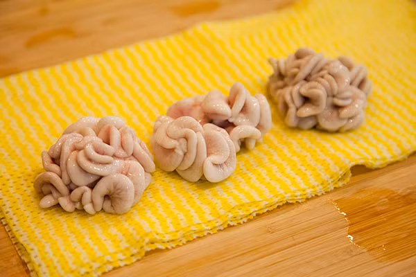 Không ít người cho rằng tinh hoàn cá tốt cho sức khỏe, nhất là sức khỏe nam giới. Theo đó, họ sẵn sàng chi từ 2-3 triệu đồng/kg để mua sản phẩm này về thưởng thức. Ảnh: Getty Image.