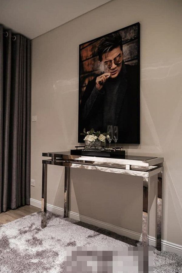 Các bức hình của Đàm Vĩnh Hưng được treo một số nơi trong căn hộ để làm điểm nhấn. Ảnh: FBNV