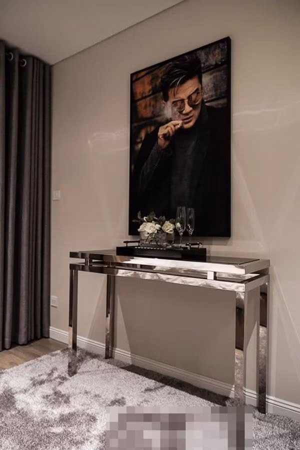 Các bức hình của Đàm Vĩnh Hưng được treo một số nơi trong căn hộ để làm điểm nhấn. Ảnh: FBNV