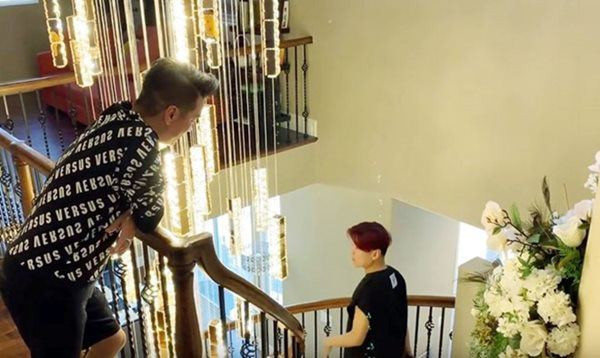 Chăm chút từng góc trong ngôi nhà, Đàm Vĩnh Hưng mang ba bộ đèn chùm từ Việt Nam sang, mỗi chiếc nặng ít nhất hơn 50 kg. Ảnh: FBNV