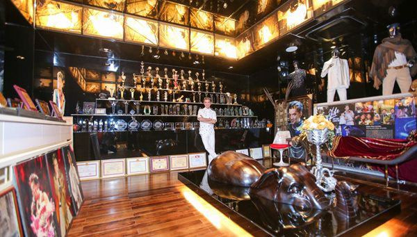 Bên trong căn biệt thự là phòng khách rộng với nội thất sang trọng. Đàm Vĩnh Hưng một tay lên ý tưởng, sắm nội thất và chỉ đạo việc xếp đặt. Ảnh: FBNV