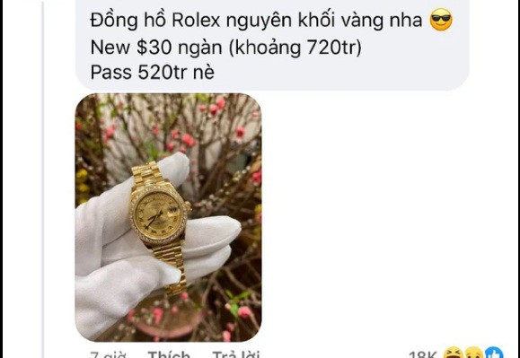 Ngoài kim cương, túi xách hàng hiệu, Ngọc Trinh còn thanh lý nhiều đồng hồ hàng hiếm. Điển hình là chiếc đồng hồ Rolex vàng nguyên khối, mua khoảng 720 triệu đồng, nay Ngọc Trinh bán lại giá "yêu thương" 520 triệu đồng.