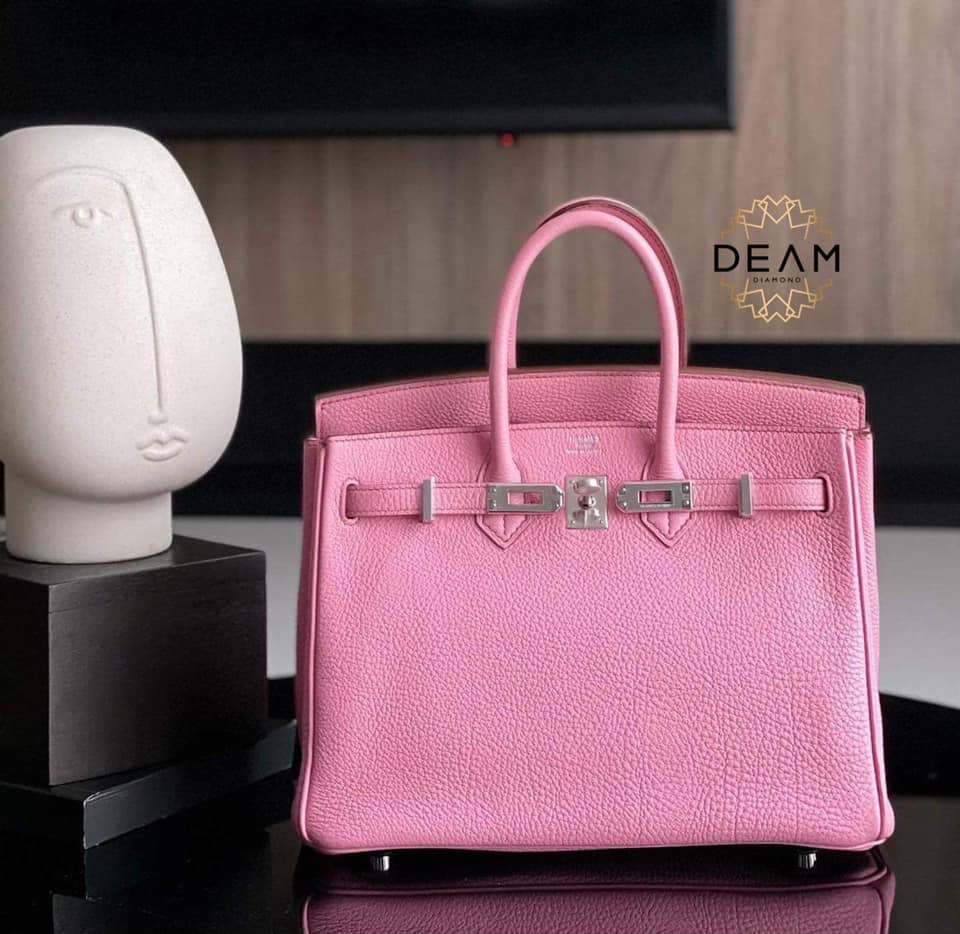 Chiếc túi thấp nhất 680 triệu đồng và cao nhất 2,7 tỷ đồng. Siêu mẫu Ngọc Trinh tiết lộ bán cũng tiếc nhưng tủ chứa túi với 200 chỗ không còn chỗ trông nên phải tiễn bớt.