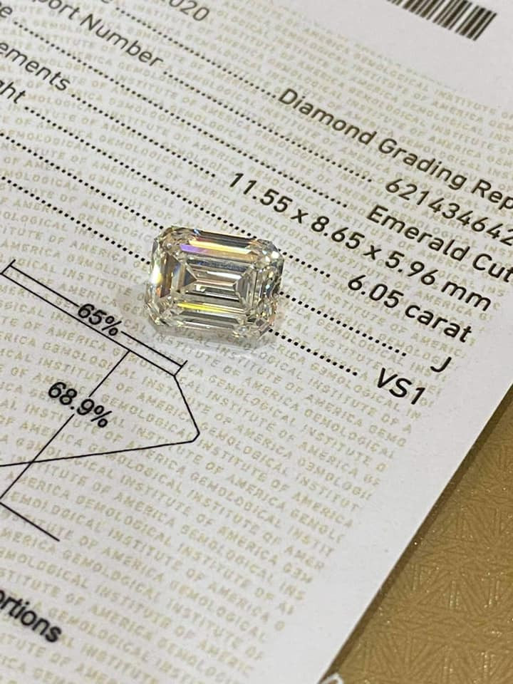 Hay viên Emerald được người đẹp rao bán 3,9 tỷ đồng cùng lời khẳng định giá này vô cùng cạnh tranh ở Việt Nam.