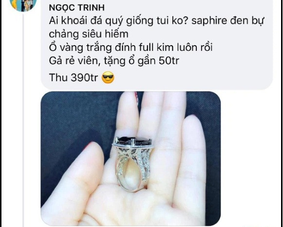 Viên đá Sapphire đen bự chảng siêu hiếm được Ngọc Trinh bán lại giá 390 triệu đồng, còn khuyến mãi thêm ổ vàng trắng đính kim cương giá 50 triệu đồng.