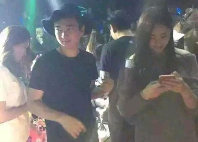 Tháng 11/2015, thiếu gia Trung Quốc “đốt” 200.000 nhân dân tệ (khoảng 700 triệu đồng) vào đồ ăn, thức uống trong một đêm tại vũ trường nổi tiếng ở Bắc Kinh.