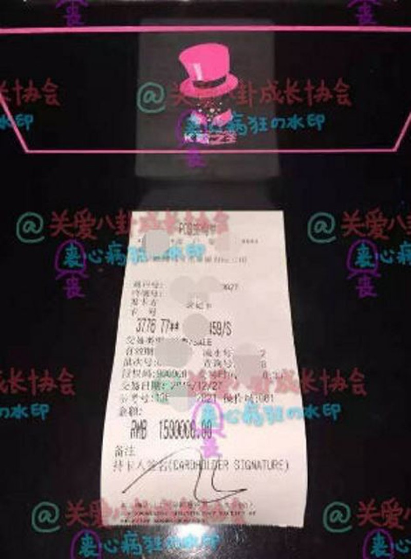 Năm 2016, thiếu gia Vương Tư Thông tiếp tục “gây sốc” dư luận khi đi vào một quán karaoke và “đốt” 2,5 triệu nhân dân tệ chỉ trong một đêm.