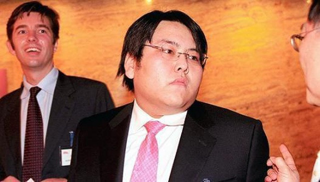 Khác với phong cách giản dị của bố, Lý Triệu Hội sắm xe hơi sang trọng, thậm chí còn chi 300 triệu nhân dân tệ (hơn 1.000 tỷ đồng) dể sử dụng máy bay riêng đi lại giữa Sơn Tây với Bắc Kinh.