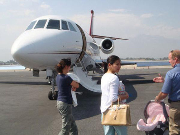 Anh tiêu tiền không tiếc tay, mua biệt thự cao cấp, siêu xe đắt đỏ, đưa công chúng đi từ ngạc nhiên này tới bất ngờ khác.