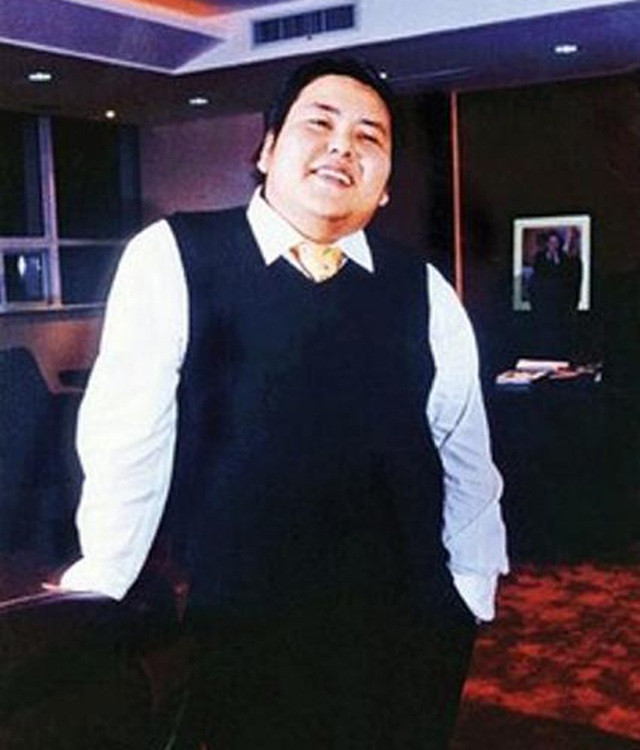 Lý Triệu Hội từng là một doanh nhân tài giỏi và giàu có. Anh từng lọt danh sách những người giàu nhất Trung Quốc do Forbes công bố. Lý Triệu Hội là con trai của doanh nhân Lý Hải Thương.