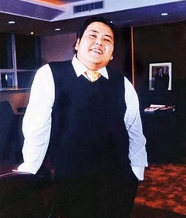 Lý Triệu Hội từng là một doanh nhân tài giỏi và giàu có. Anh từng lọt danh sách những người giàu nhất Trung Quốc do Forbes công bố. Lý Triệu Hội là con trai của doanh nhân Lý Hải Thương.