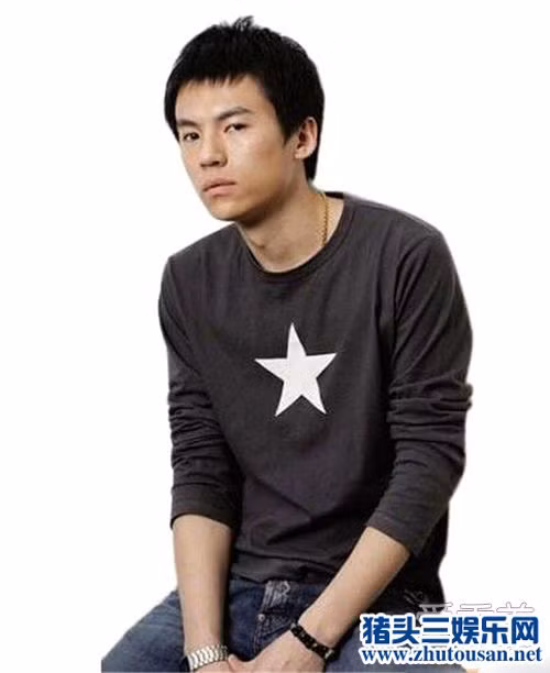 Vương Thước sinh năm 1982, là con trai của ông Vương Chí Tài, một trong những tỷ phú đầu tiên của Trung Quốc. Từng có thông tin vào năm 2009, Vương Thước đã chi 3,88 triệu NDT để đấu giá một mô hình cung điện bằng gỗ quý cho Châu Tấn.