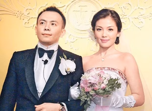 Ngày 6/1/2008, Vương Kha tổ chức hôn lễ thế kỷ, chính thức rước Lưu Đào "về dinh". Ngoài tiệc cưới xa hoa có chi phí lên tới 4 triệu tệ (13,8 tỷ đồng), chàng thiếu gia họ Vương còn khiến cả showbiz phải chấn động với dàn xe rước dâu xa hoa nhất kinh thành Bắc Kinh với toàn siêu hạng sang như Porsche Cayenne, Ferrari, Lamborghini, SLR, Bentley, Rolls-Royce...