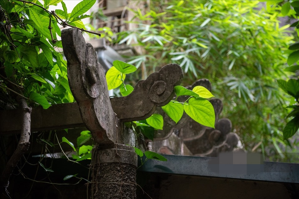 Một vài chi tiết cổ kính khác trong khuôn viên nhà vườn. Ảnh: Lao động