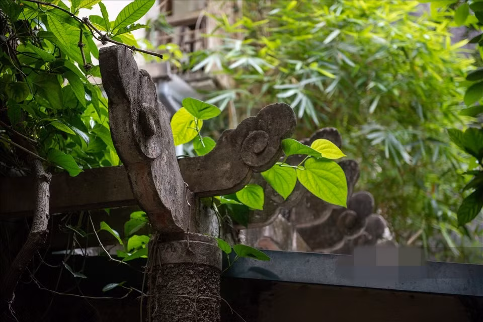 Một vài chi tiết cổ kính khác trong khuôn viên nhà vườn. Ảnh: Lao động