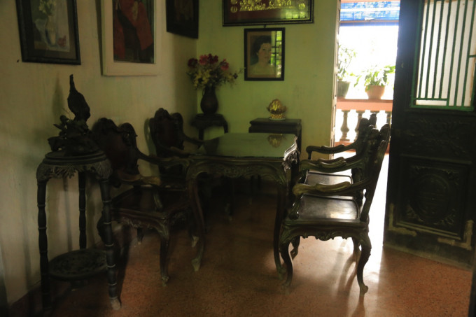 Bên trong căn nhà còn lưu giữ nhiều đồ nội thất, trang trí đắt giá. Trong đó, phải kể đên bộ bàn ghế cổ gần 100 tuổi được nhập khẩu từ Pháp về. Ảnh: Công luận.