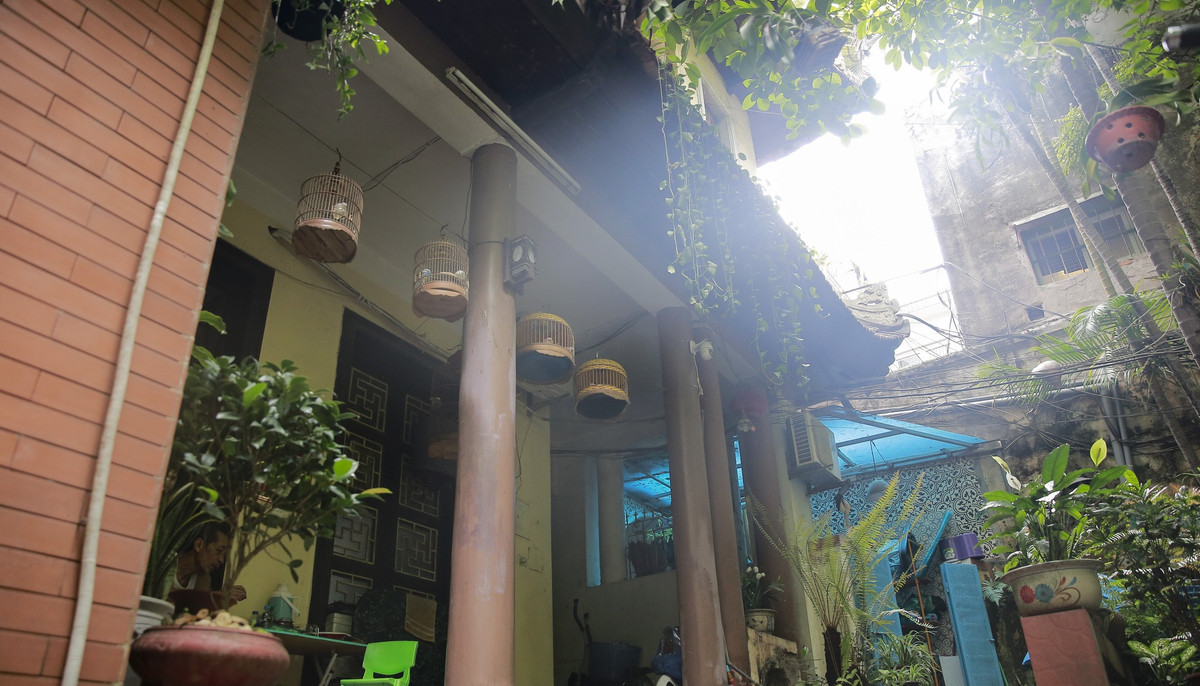 Dù trải qua hai cuộc chiến tranh song ngôi nhà vẫn giữ nguyên được sự giao thoa giữa văn hoá Đông – Tây nửa đầu thế kỷ XX. Ảnh: Dân Việt.