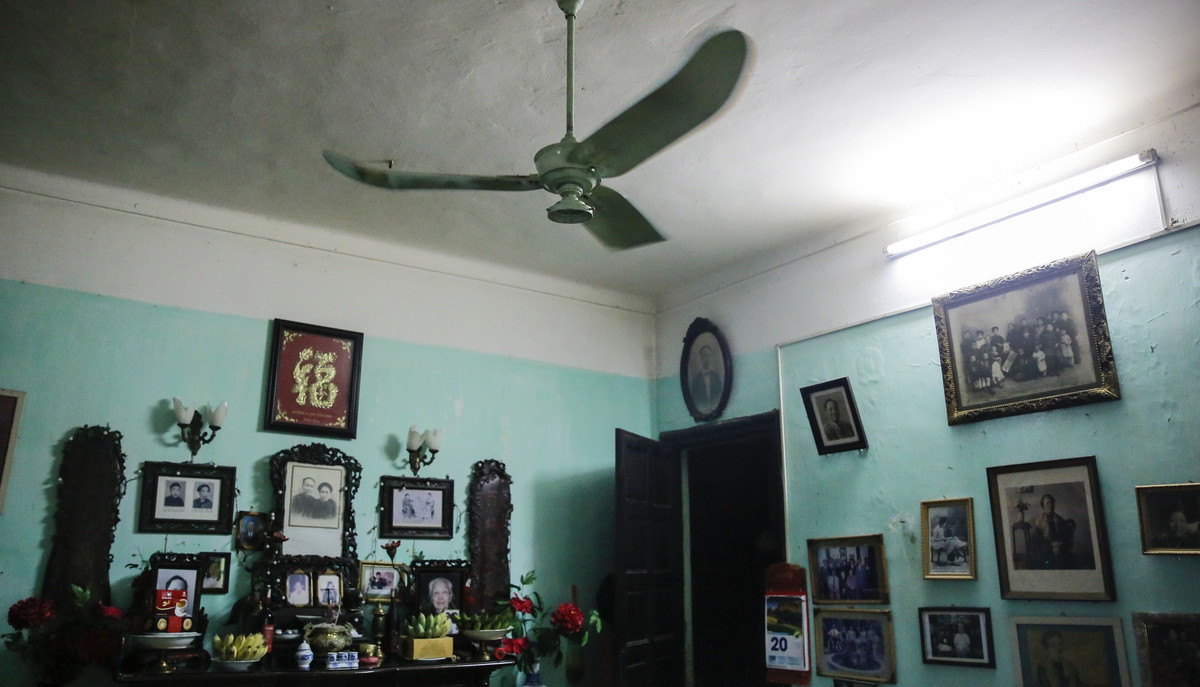 Phòng thờ cúng có chiếc quạt trần từ thời Pháp - một trong những kỷ vật quý giá của gia đình. Ảnh: Dân Việt