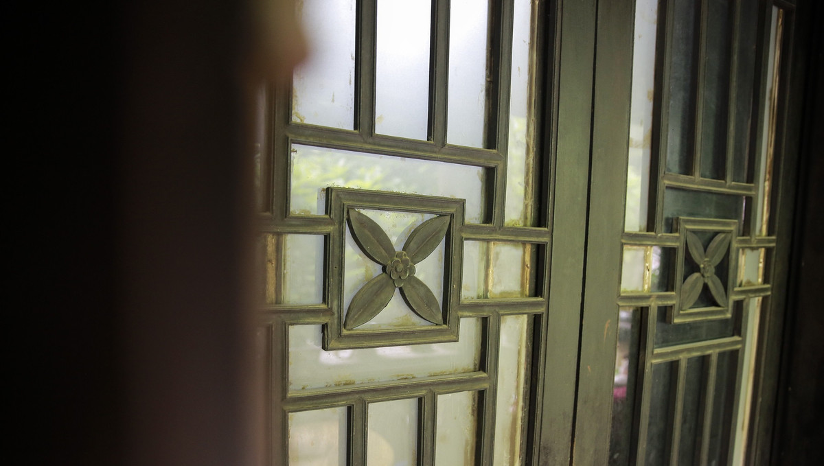 Các cột, kèo, cửa đều làm bằng gỗ đinh, lim, sến, táu vẫn được giữ nguyên từ khi xây dựng. Ảnh: Dân Việt