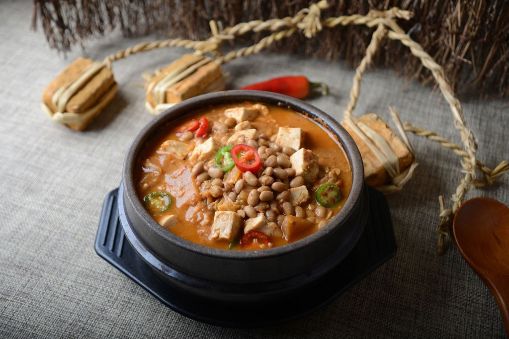 Súp xác thối là món ăn kinh dị nhưng rất hút khách ở Hàn Quốc. Mùi vị gắt, nồng đặc trưng của món súp xác thối Hàn Quốc được tạo nên bởi nguyên liệu đậu nành lên men. Ảnh: Living + Nomads.