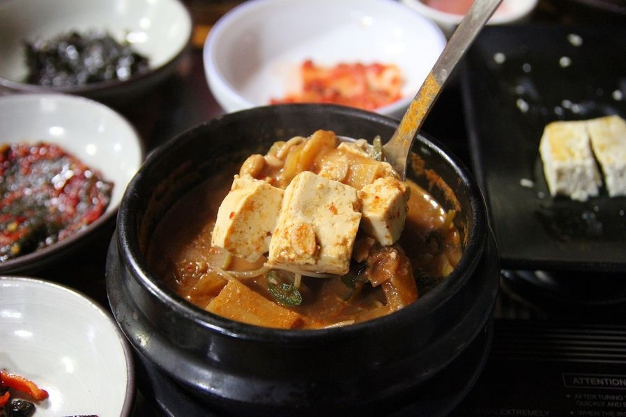 Theo đó, đậu nành luộc được ủ lên men từ 2-3 ngày trong điều kiện 40 độ C. Sau khi lên men, một phần đậu nành sẽ được giã nhỏ, đem trộn với phần đậu để nguyên cùng muối và bột ớt. Hương vị của món ăn được ví như mùi cá chết hay xác thối lâu ngày. Ảnh: Living + Nomads.