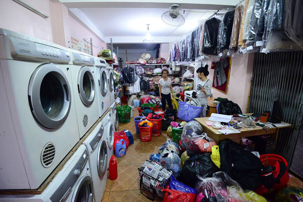 Sát Tết, nhu cầu dọn, giặt đồ của các gia đình tăng cao khiến không ít tiệm giặt là, sấy khô phải thức trắng đêm làm. Ảnh: Internet