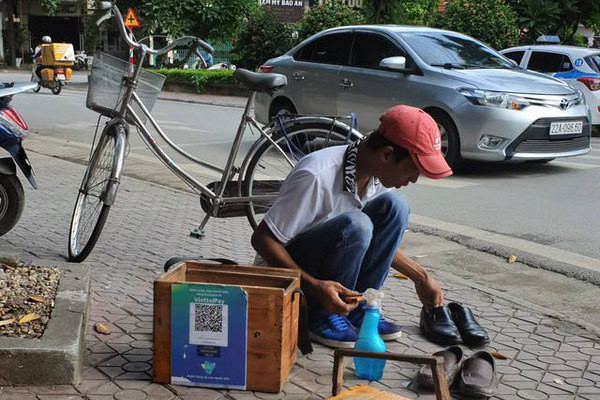 Nếu ngày thường chỉ khoảng 10.000 đồng/ đôi thì những ngày sát Tết giá được đẩy lên khoảng 20.000 - 30.000 đồng/đôi. Ảnh: Vietnamnet