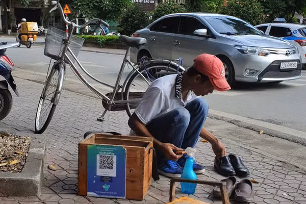Nếu ngày thường chỉ khoảng 10.000 đồng/ đôi thì những ngày sát Tết giá được đẩy lên khoảng 20.000 - 30.000 đồng/đôi. Ảnh: Vietnamnet
