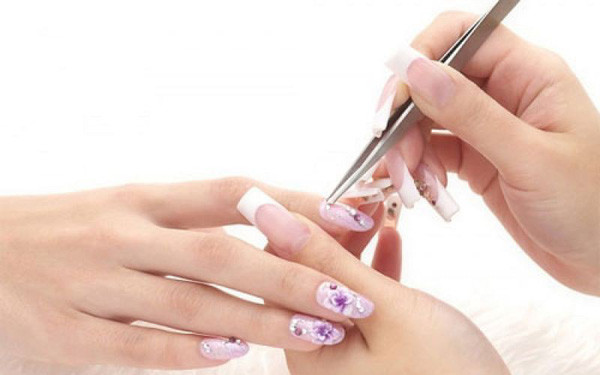 Dịch vụ làm nail cũng hút khách những ngày cận Tết. Hầu hết các cửa hàng đều đông khách và phải làm liên tục. Ảnh: Internet