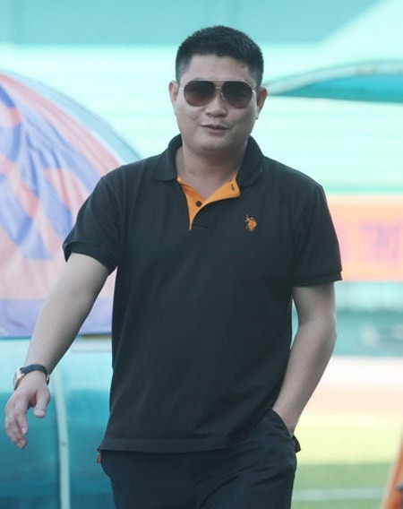 Cuối tháng 3/2012, đại gia Ninh Bình tiếp tục mang về bộ đôi xe siêu sang Maybach 62S thứ 2 và chiếc Rolls-Royce Phantom Rồng, trị giá khoảng 1,4 triệu USD/xe, tương đương gần 60 tỷ đồng.