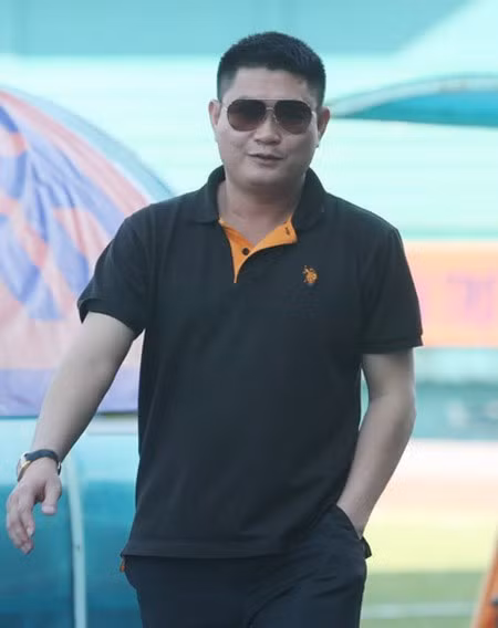 Cuối tháng 3/2012, đại gia Ninh Bình tiếp tục mang về bộ đôi xe siêu sang Maybach 62S thứ 2 và chiếc Rolls-Royce Phantom Rồng, trị giá khoảng 1,4 triệu USD/xe, tương đương gần 60 tỷ đồng.