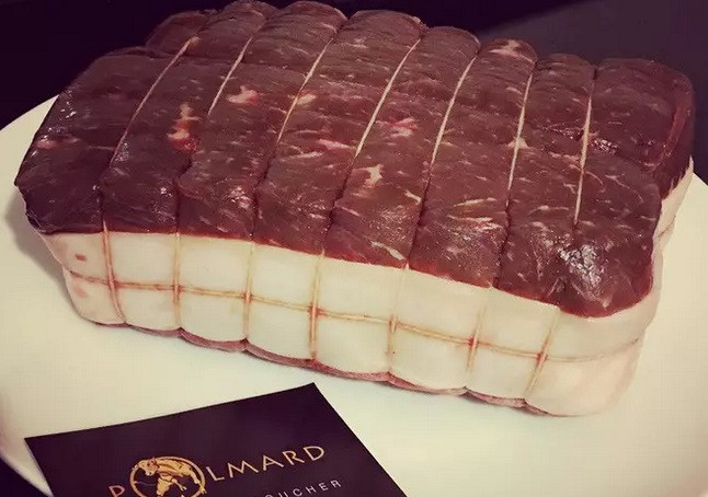 Sau khi thịt, những miếng thịt bò này sẽ được bảo quản thịt môi trường lạnh - 43 độ C và không khí lạnh thổi ở tốc độ 120km/giờ. Miếng thịt sẽ được để như thế trong thời gian dài.