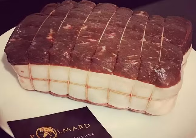 Sau khi thịt, những miếng thịt bò này sẽ được bảo quản thịt môi trường lạnh - 43 độ C và không khí lạnh thổi ở tốc độ 120km/giờ. Miếng thịt sẽ được để như thế trong thời gian dài.