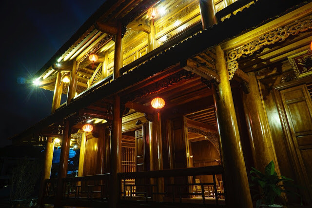 Phần dưới mang kiến trúc nhà sàn nhưng vẫn được bao kín xung quanh, không để trống như những nhà sàn thông thường. Ảnh: Happytourvn.