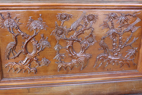 Trên cửa khắc tranh chim công, phượng rất tinh xảo. Ảnh: Vnexpress.