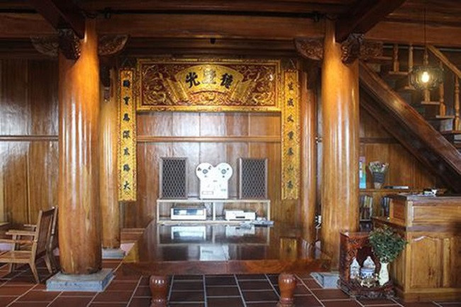 Nâng đỡ nhà là 25 trụ cột tròn, mỗi trụ cao 7m25, đường kính lớn hơn một vòng tay người ôm. Ảnh: Dân Việt.