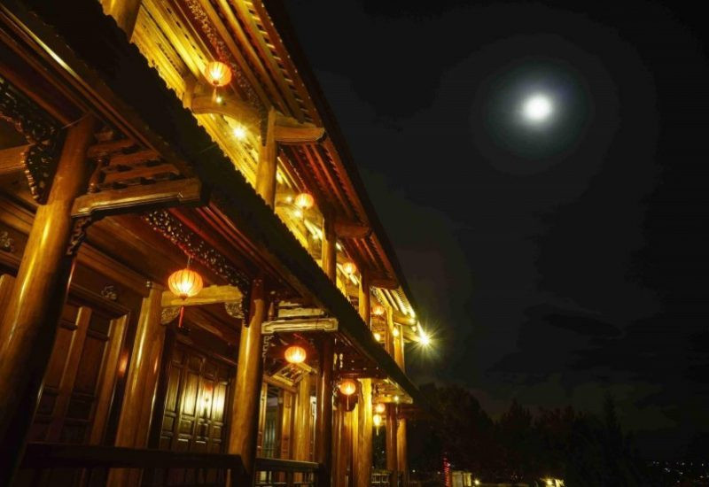 Toàn bộ được làm từ gỗ đinh hương nguyên khối, gia chủ phải tìm mua ở một khu vực giáp biên giới với Lào, thuộc huyện Quan Hóa (tỉnh Thanh Hóa). Ảnh: Dalatpalace