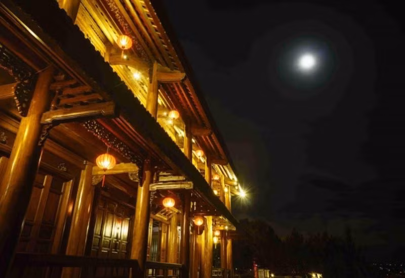 Toàn bộ được làm từ gỗ đinh hương nguyên khối, gia chủ phải tìm mua ở một khu vực giáp biên giới với Lào, thuộc huyện Quan Hóa (tỉnh Thanh Hóa). Ảnh: Dalatpalace