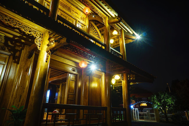 Ngôi nhà mang kiến trúc kiểu nhà sàn Bắc Bộ lai kiến trúc Mường và Thái. Ảnh: Happytourvn.